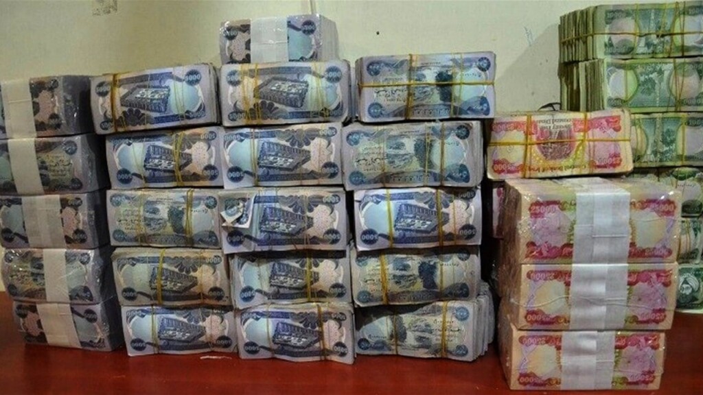 الحبس 3 سنوات لموظفين أودعا أموال "تجارة الحبوب" في مصرف محظور