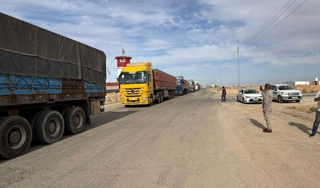 شاحنات وبضائع أكثر وتسهيلات كبيرة بين حكومتي الزيدي والشرع في منفذ الوليد