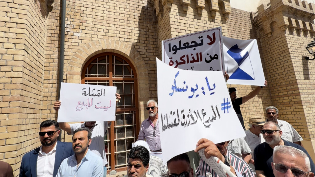 "القشلة ليست للبيع".. ناشرون ورواد المتنبي يتظاهرون رفضاً لتحويلها إلى مطاعم