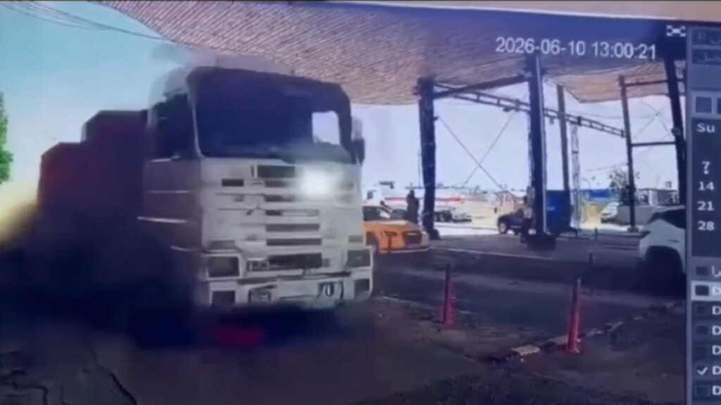 شاهد: شاحنة بدون "بريك" تقتحم سيطرة في كركوك والشرطة تطلق على الإطارات