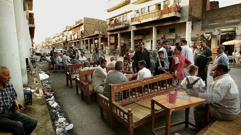 النجف تغلق مقاهي الأحياء السكنية بعد منتصف الليل مراعاة لطلبة السادس