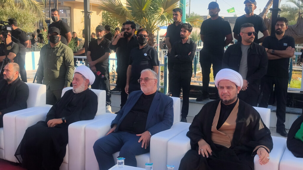 قنصل إيران ذهب للفاو مع صور المرشد خامنئي خلال رفع راية الحسين