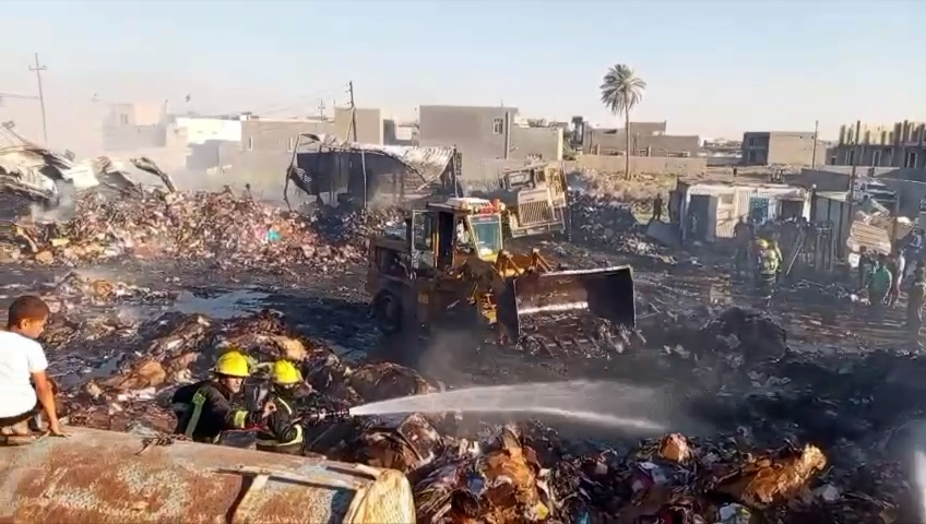معمل الورق والكرتون احترق بالكامل وإطفاء الرمادي تحاول إخماد النار