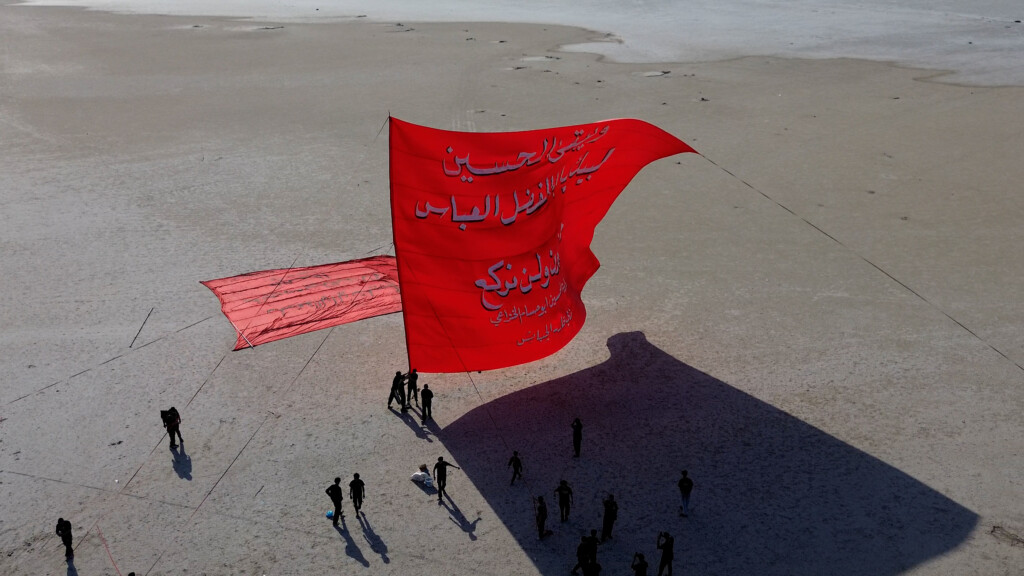انطلاق مسيرة "أكبر راية" نحو كربلاء: 30 يوماً من المشي تحت شعار "من البحر للنحر"