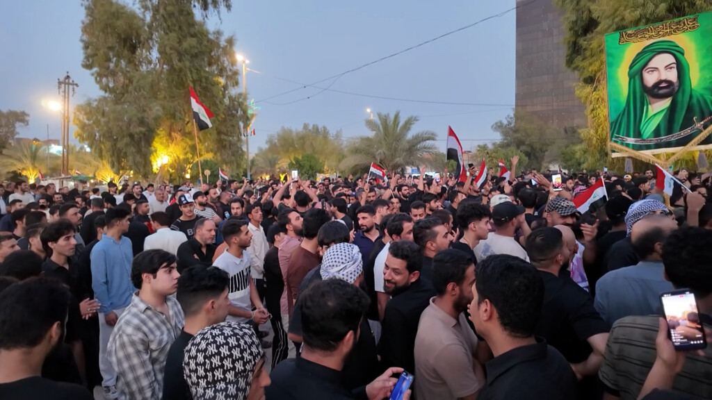 النجف تخرج بأكبر تظاهرة صيفية.. إغلاق طريق الكوفة ومسيرة حاشدة نحو المحافظة