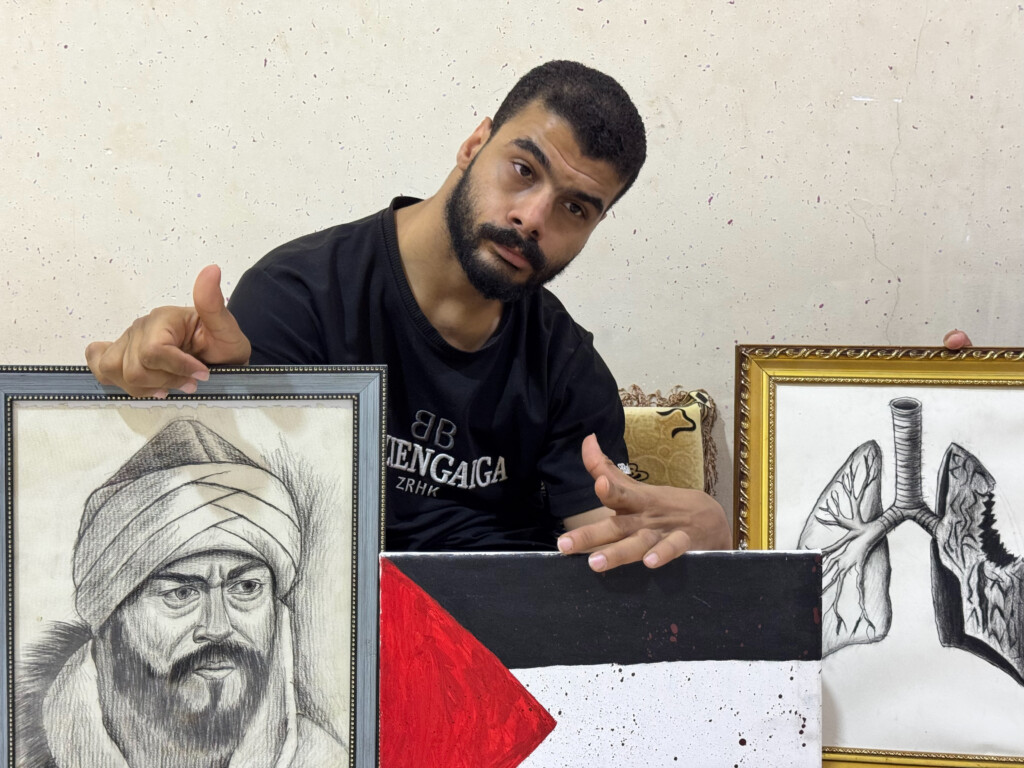 فنان يجذب عراقيات إنستا جالساً فوق كرسي الإعاقة ويرسم لوحات "حب مستحيل"
