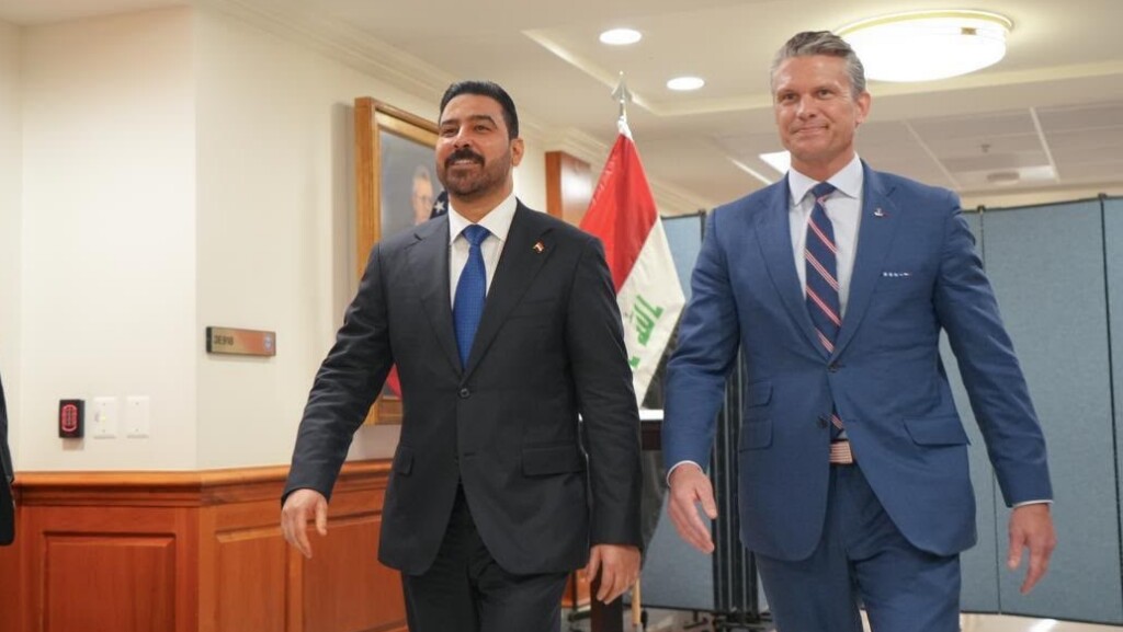 الزيدي يدخل وزارة الحرب الأميركية ويلتقي الوزير هيغسيث بالأحضان (صور)