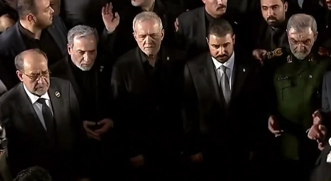 المالكي من أمام جثمان خامنئي: إيران ليست وحدها.. وأنصارها في كل بقاع العالم