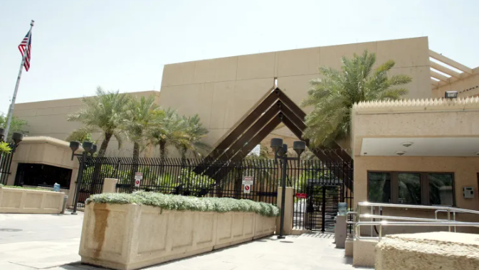 الخارجية الأمريكية تأمر بمغادرة الموظفين غير الأساسيين وعائلاتهم من السعودية