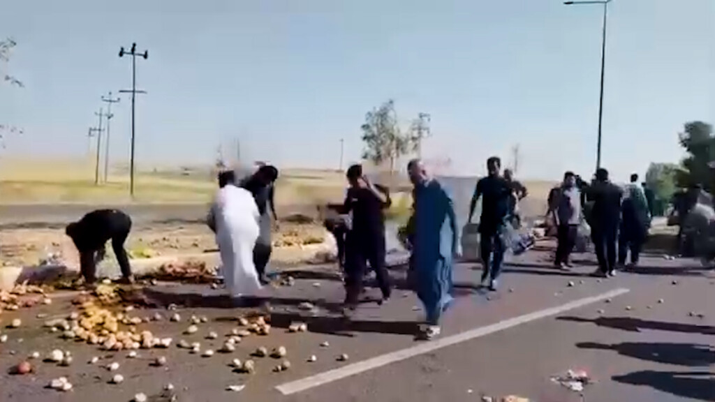 فيديو: رمان وبطاطا وبصل على طريق كركوك - بغداد بعد انقلاب شاحنة