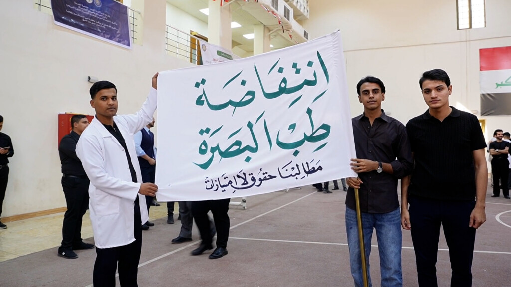 طلبة طب البصرة يودعون عميدهم "القاسي" وينهون اعتصامهم
