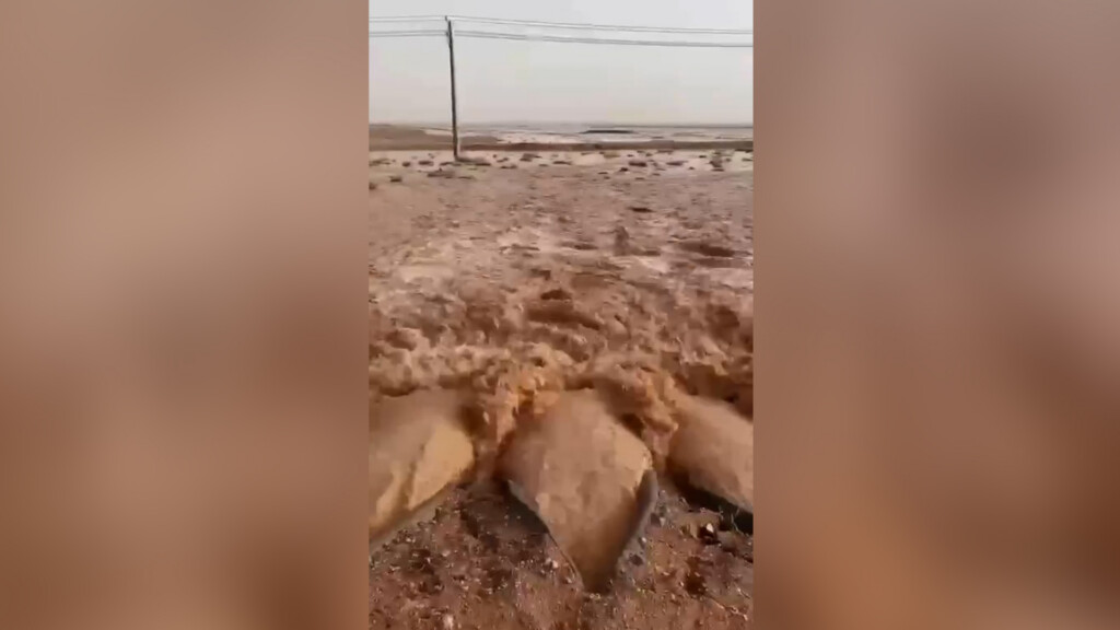 سيول عرعر إلى قلب الأنبار.. سعودي سعيد بالأمطار يوثق تدفق المياه