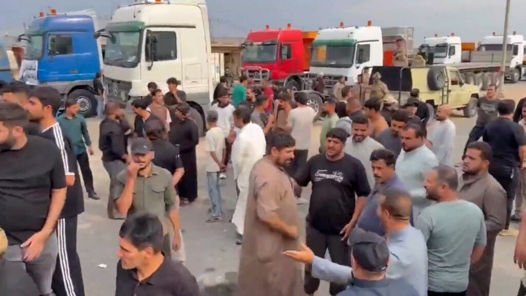 حشود غاضبة تسأل الزيدي عن منفذ الشيب: لماذا تقطع شريان حياتنا مع إيران؟
