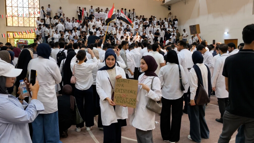 "ما نرجع ما نرجع".. طلبة كلية طب البصرة يصعدون ضد العميد بعد رفض إقالته